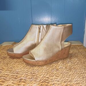 Kenneth Cole New York Girls Corrine Charlo Wedge in Dusty Gold  Sz 4 Big Kid